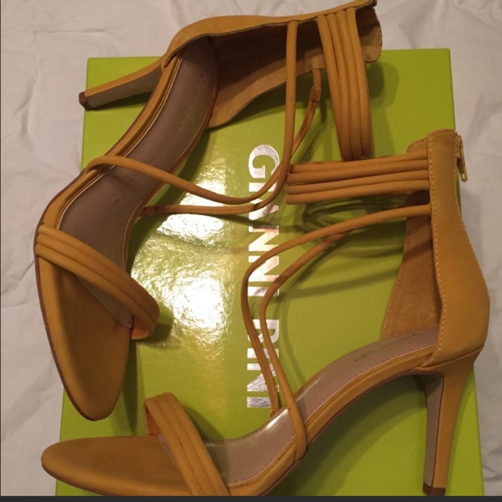 Gianni Bini- Noreena- Malibu mustard color sz 9